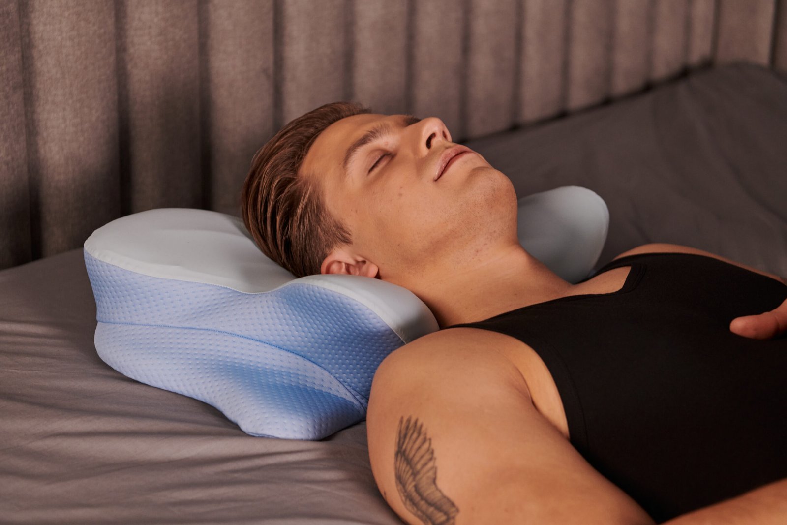 Back sleeper using ergonomic pillow