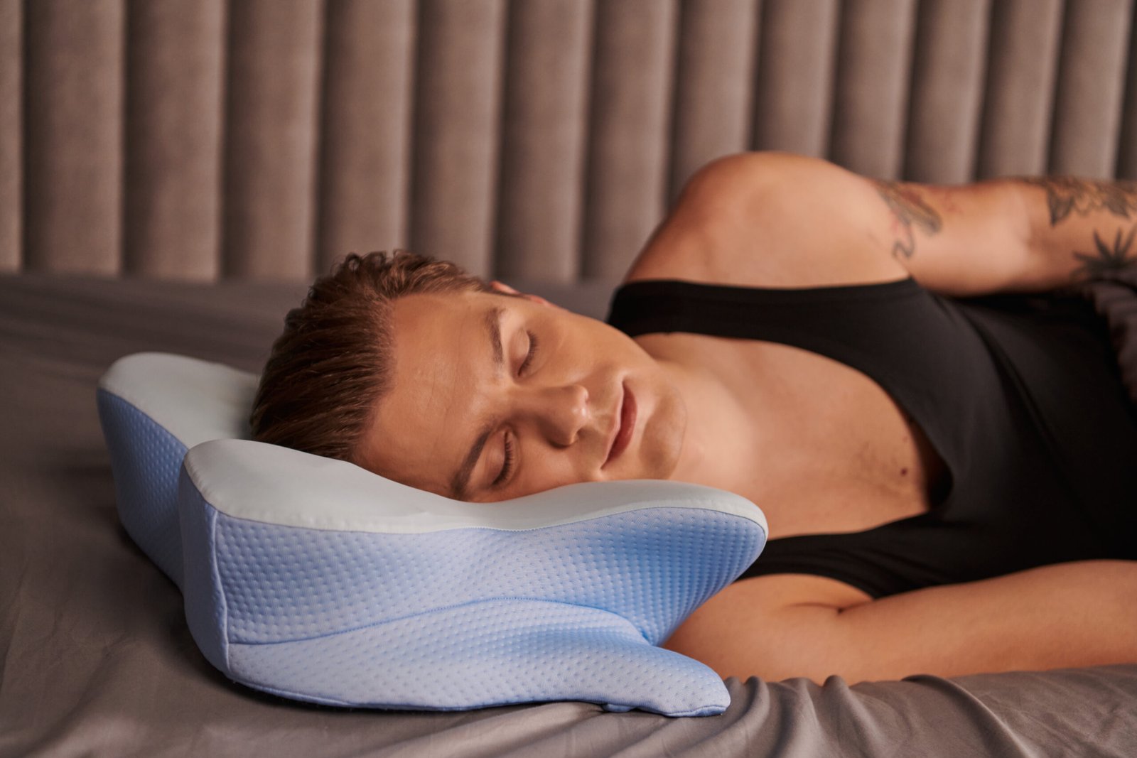 Side sleeper using ergonomic pillow